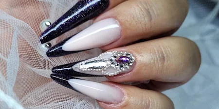 Extra hosszú, fekete-fehér, strasszkövekkel díszített hegyes végű műkörmök