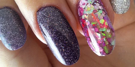 Fekete csillogós, színes glitteres és ezüst műkörmök